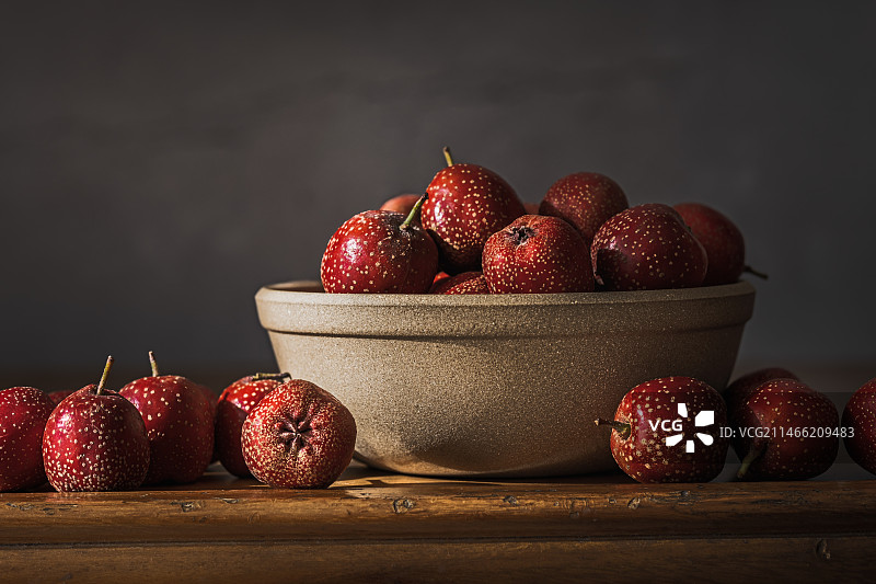 桌子上的红山楂图片素材