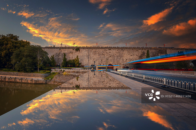落日余晖里的中华门城墙和长干桥+南京图片素材