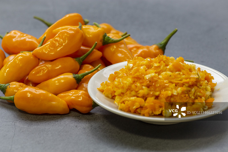 黄灯笼辣椒和辣椒酱图片素材