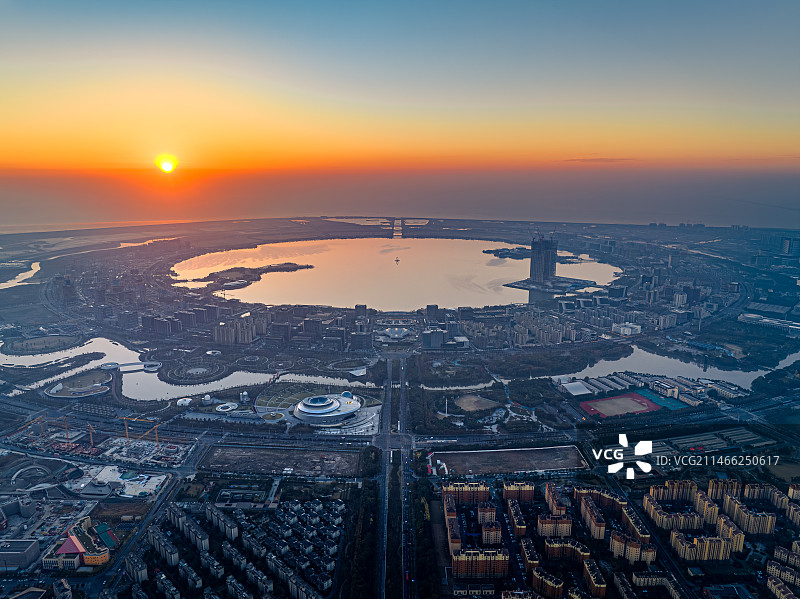 滴水湖日出航拍 上海临港新城日出 火红的朝阳从圆形湖面上升起图片素材