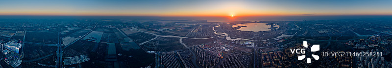 临港新城滴水湖日出全景航拍 上海自贸区临港新片区黎明 东海曙光照耀最东边的城市 金色朝阳图片素材