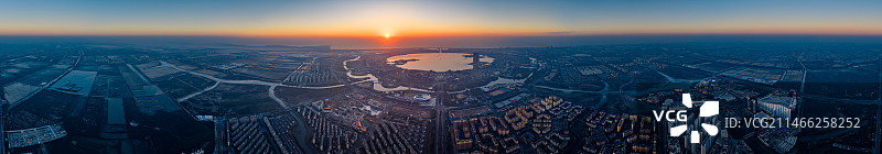 临港新城滴水湖日出全景航拍 上海自贸区临港新片区黎明 东海曙光照耀最东边的城市 金色朝阳图片素材