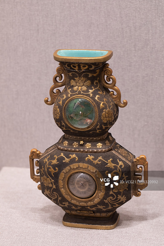 北京故宫博物院陶瓷馆仿黑鲨鱼皮釉嵌钟表葫芦式壁瓶清乾隆1736-1795年图片素材