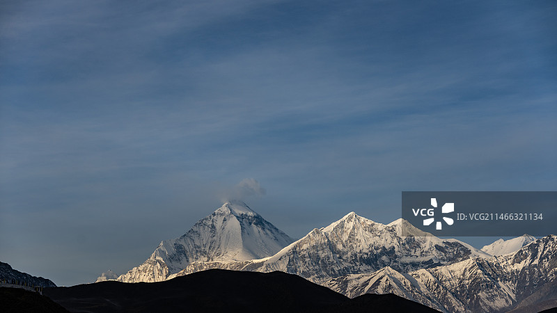 在尼泊尔的MUKTINATH眺望道拉吉里峰图片素材
