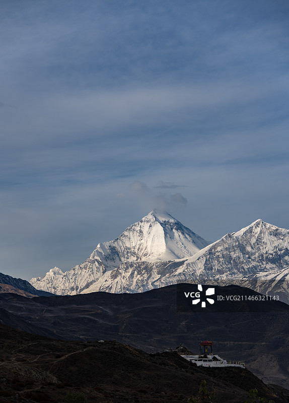 在尼泊尔的MUKTINATH眺望道拉吉里峰图片素材