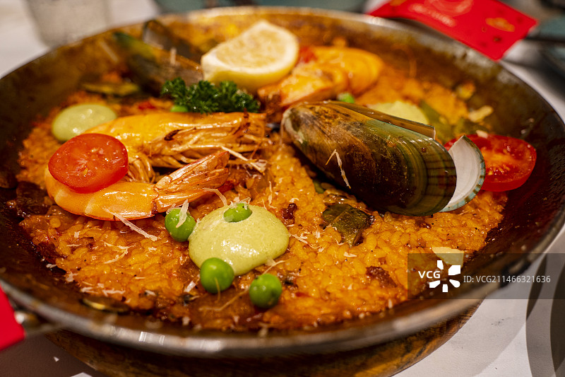 西班牙海鲜饭，用豆子、辣椒、贻贝和对虾做成的米饭图片素材
