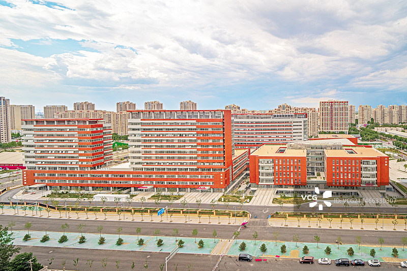 蓝天白云下的医院院区全景航拍图片素材
