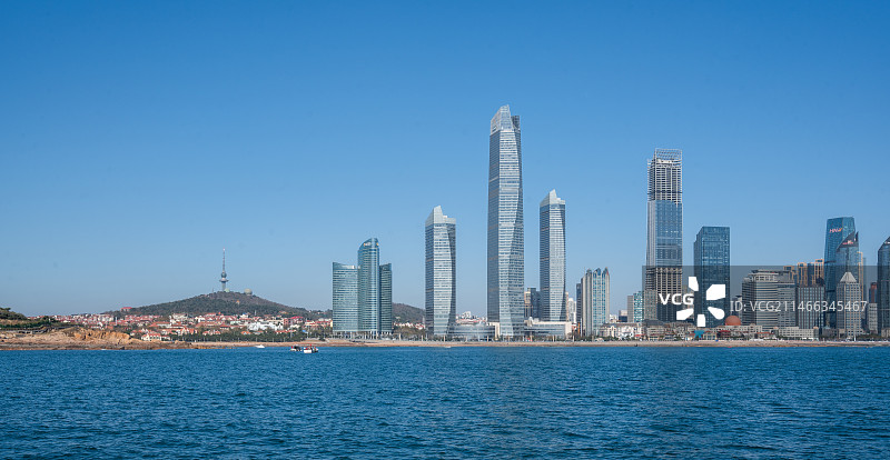 青岛海天中心与海边的高层建筑群图片素材