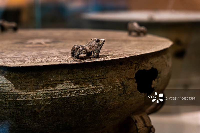 中国广西壮族自治区南宁市广西民族博物馆馆藏重要文物龟饰变形羽人纹铜鼓特写图片素材