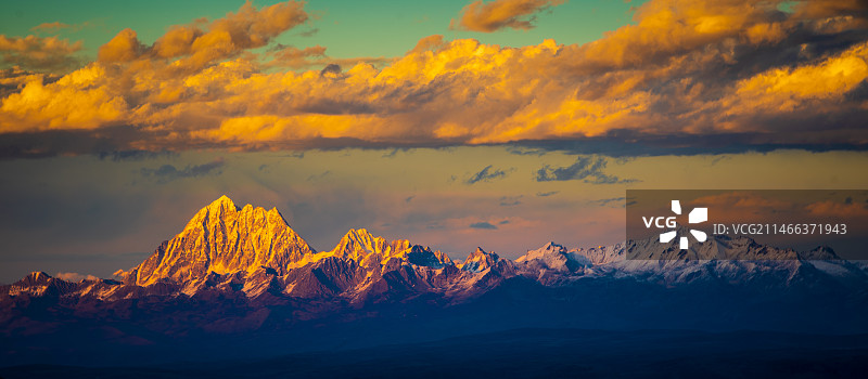 雅拉雪山和青绕神山图片素材