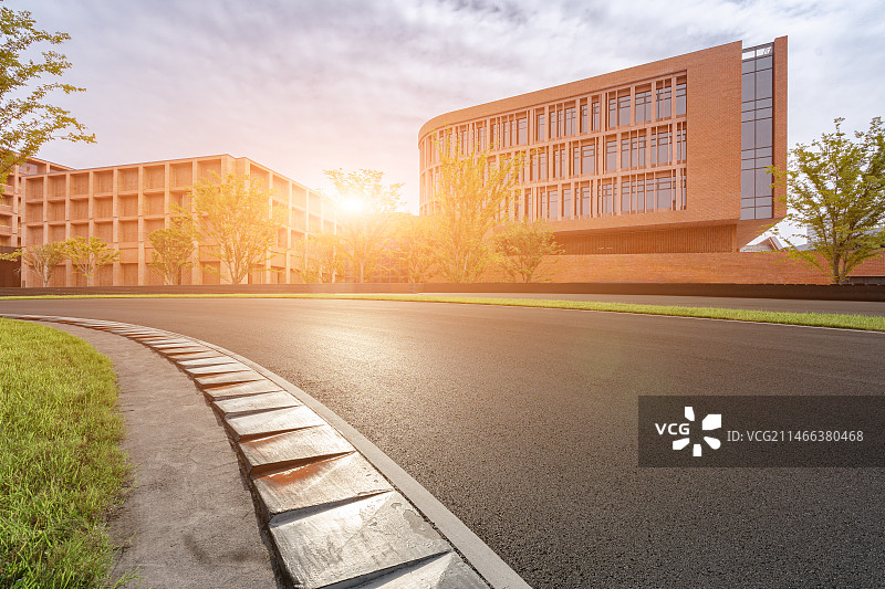 现代城市红砖建筑与柏油赛车道图片素材