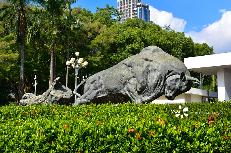 广东省深圳市福田区拓荒牛孺子牛雕塑图片素材