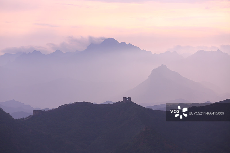 金山岭长城落日余晖山峦叠嶂云雾缭绕图片素材