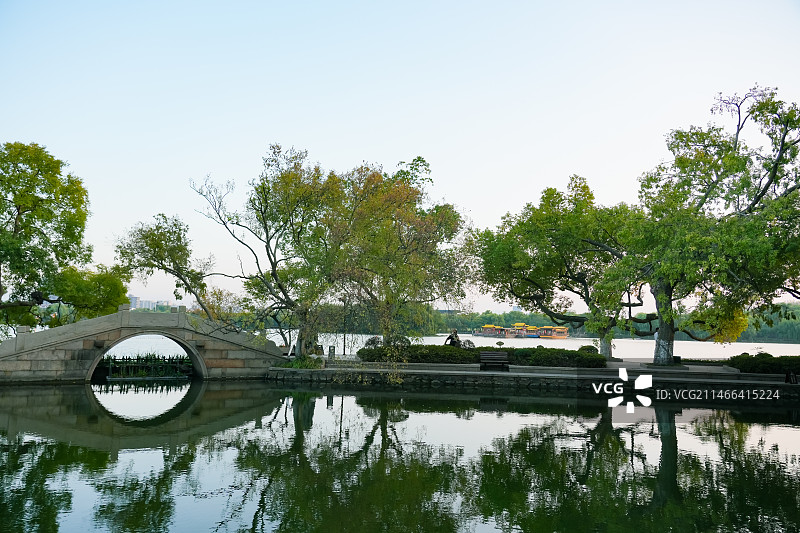 浙江嘉兴南湖旅游区湖心岛及主体建筑烟雨楼图片素材