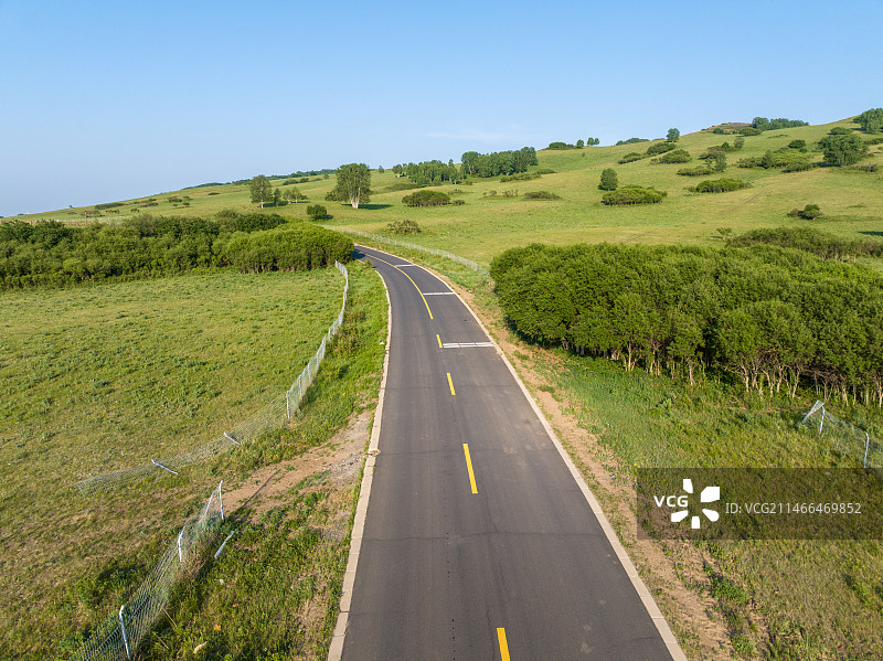 航拍的内蒙古草原上的公路图片素材