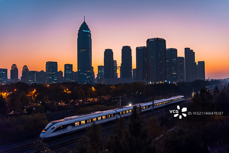 绍兴迪荡湖高铁与城市天际线小曼哈顿图片素材