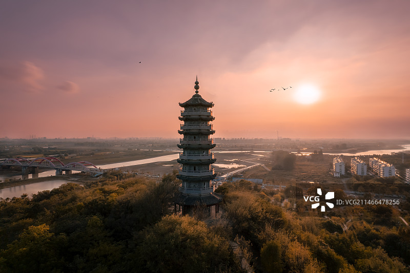 临江远望的古塔图片素材