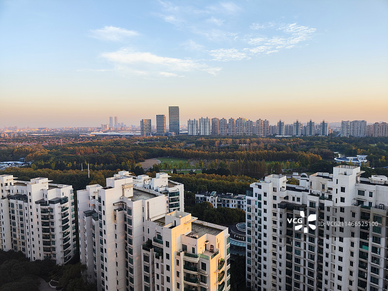 高视角拍摄上海浦东世纪公园和城市天际线图片素材