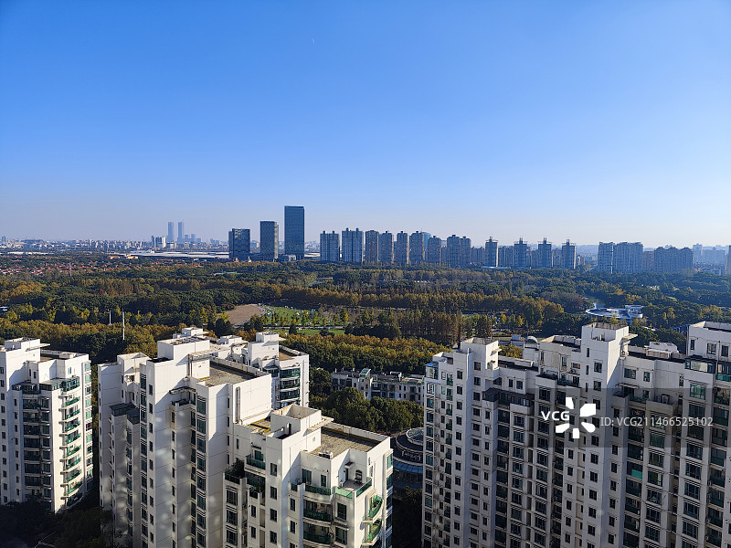 高视角拍摄上海浦东世纪公园和城市天际线图片素材