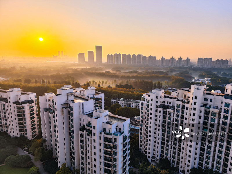 日出时分的世纪公园 高视角拍摄上海浦东世纪公园和城市天际线图片素材
