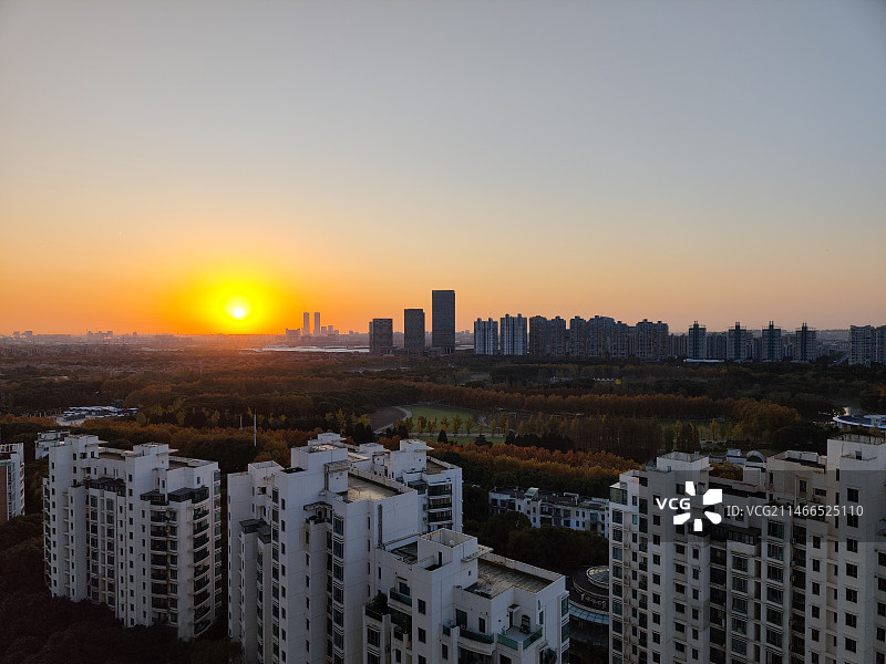 日出时分的世纪公园 高视角拍摄上海浦东世纪公园和城市天际线图片素材