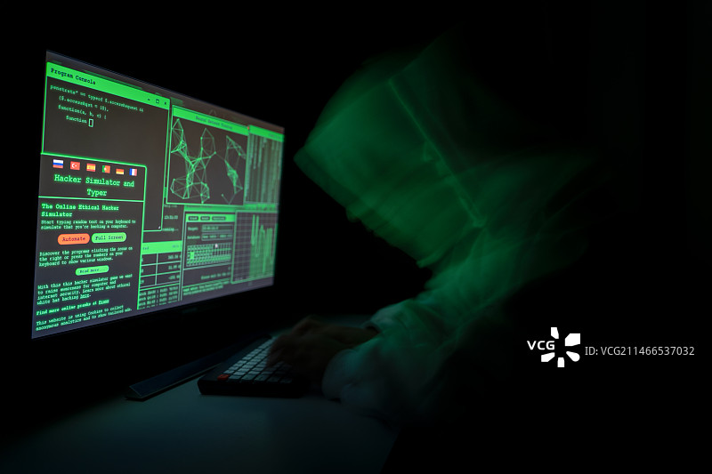 一名黑客正在操作计算机图片素材