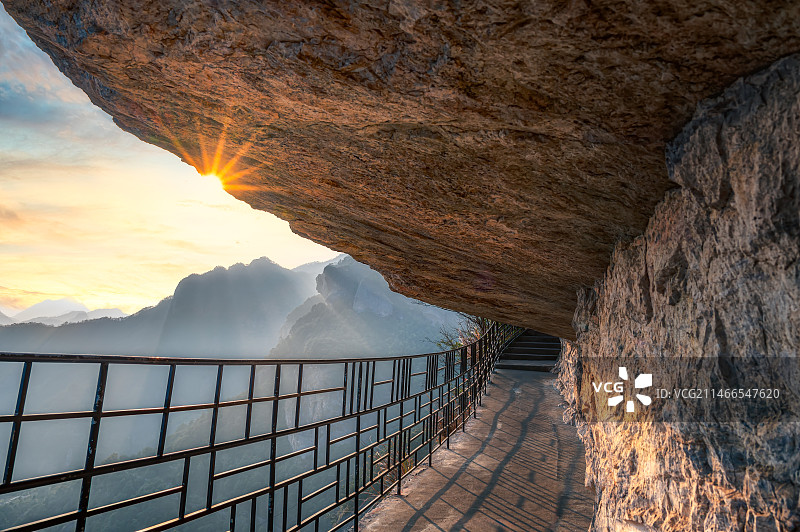 浙江雁荡山方洞绝壁日落图片素材