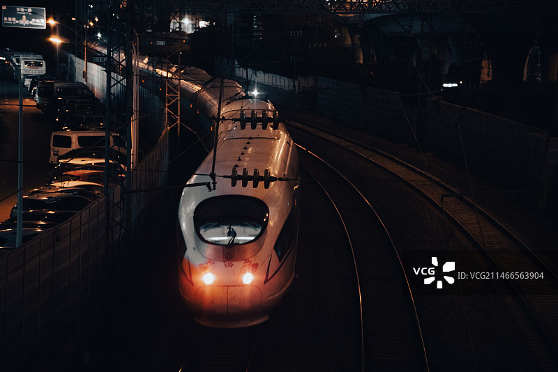 夜间铁路轨道的高角度视图，移动中的和谐号图片素材