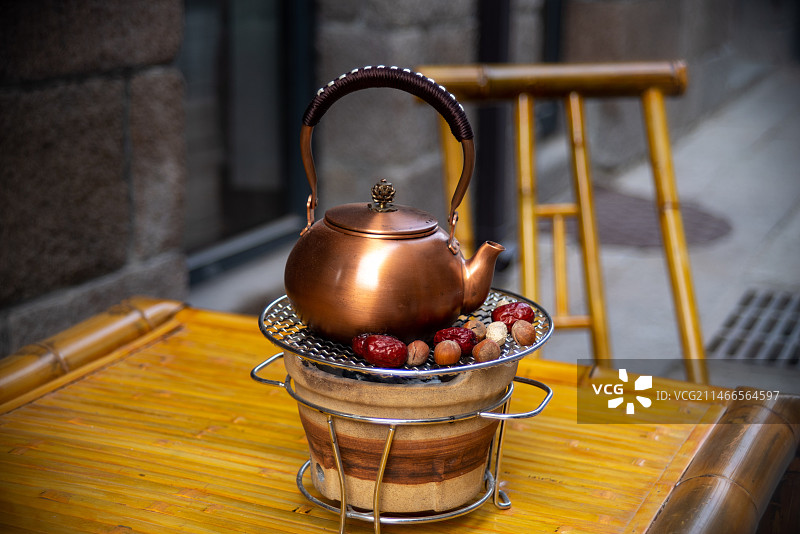 围炉煮茶与木桌子、竹椅子特写图片素材