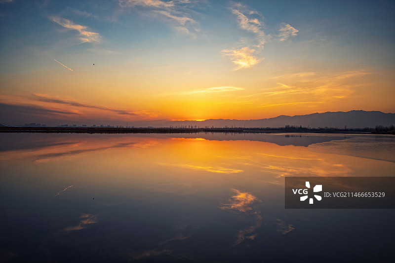 银川阅海湖水天一色的夕阳图片素材