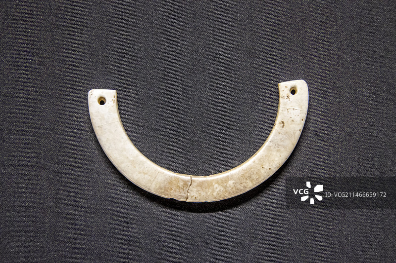 崧泽•良渚文明考古特展：玉璜【崧泽文化，2009年江苏张家港东山村遗址90号墓出土，张家港博物馆藏】图片素材