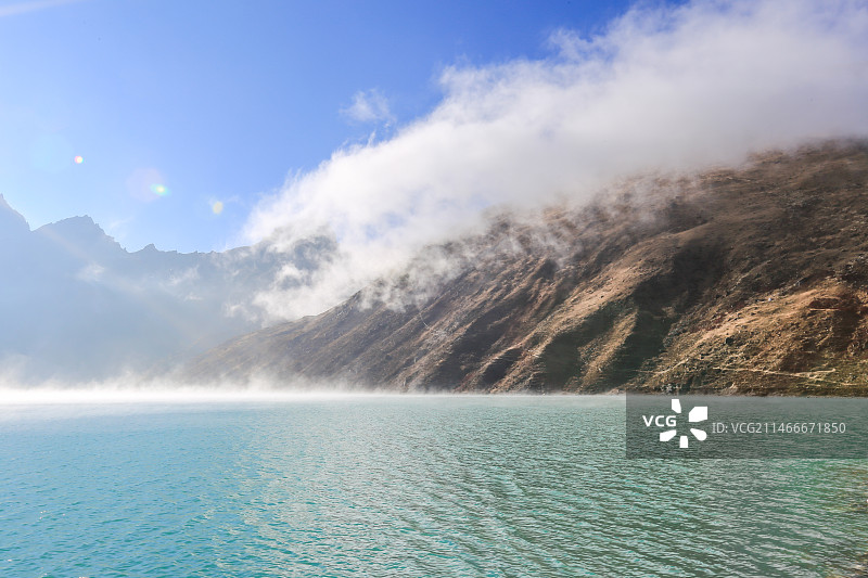 湖水上的雾气图片素材