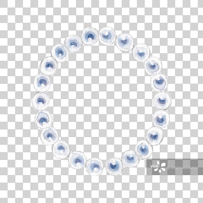 正上方拍摄的白色背景上的水珠珍珠圆环项链手链装饰图片素材