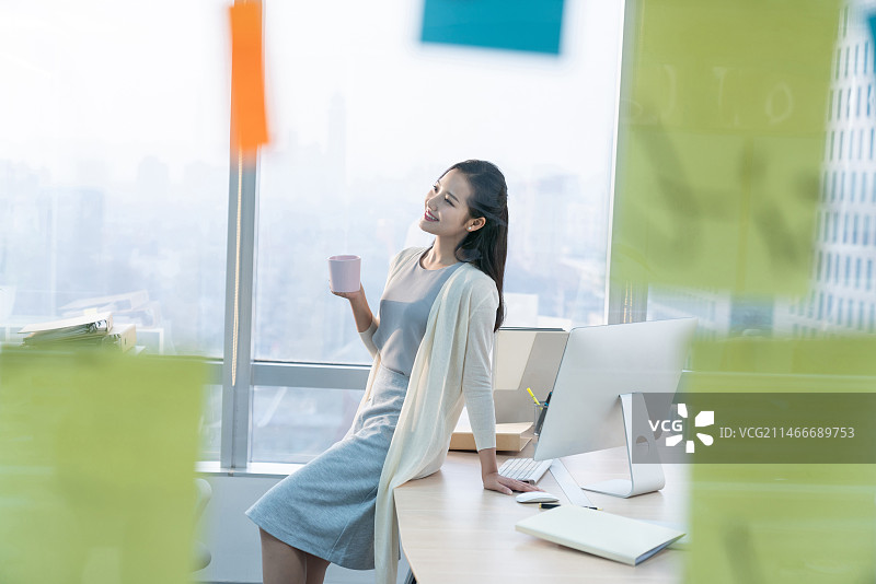 年轻女子休闲办公图片素材