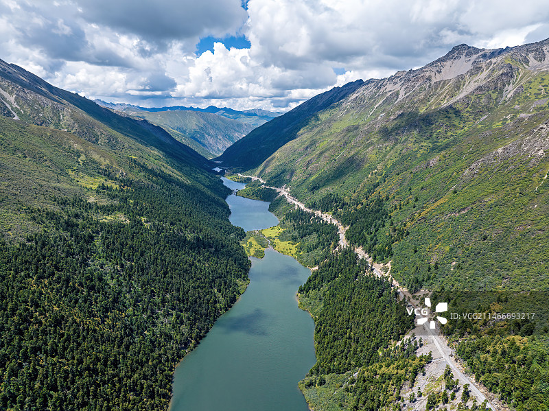 航拍西藏朗县拉多藏湖白昼风光图片素材