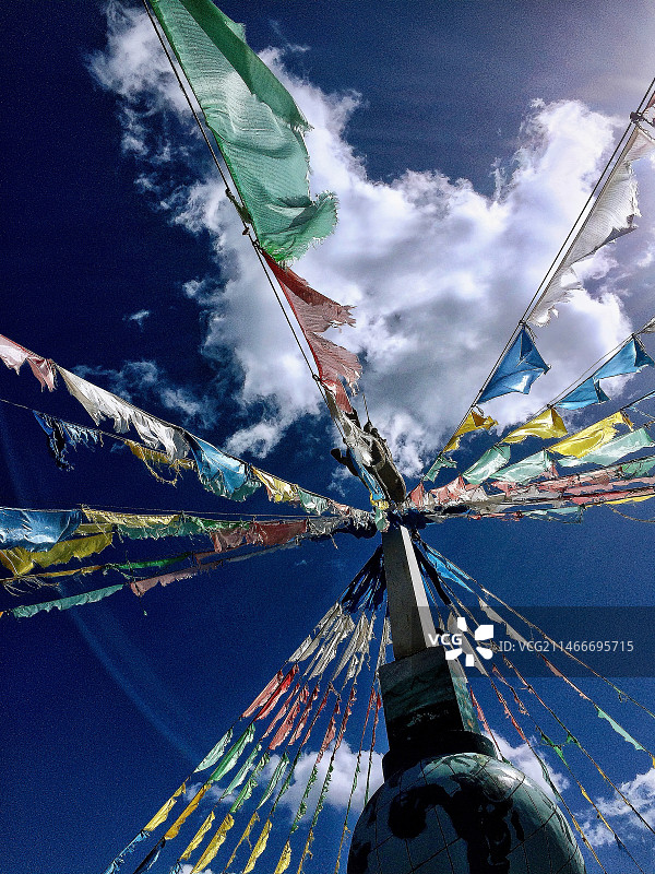 青海湖经幡仰视图片素材