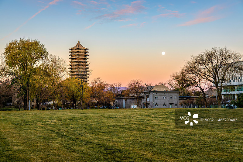 北京大学风光：冬天早晨圆月高挂博雅塔旁图片素材