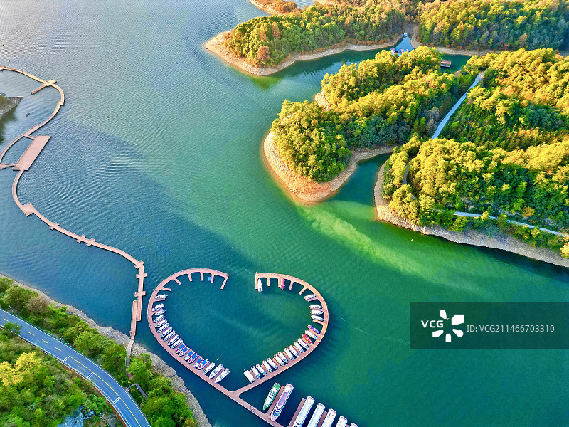 航拍安徽黄山太平湖风景区游艇码头图片素材
