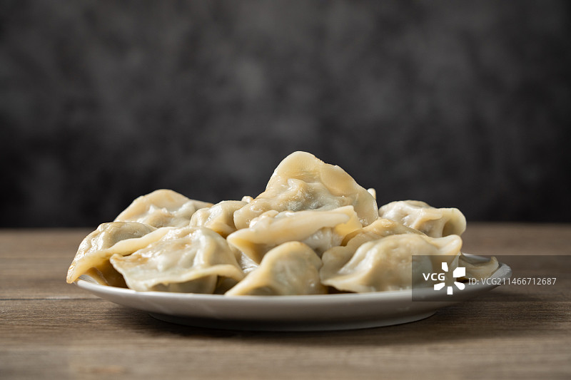 桌上的一盘饺子水饺图片素材