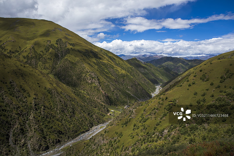 昌都丁青县—山沟里的小溪图片素材