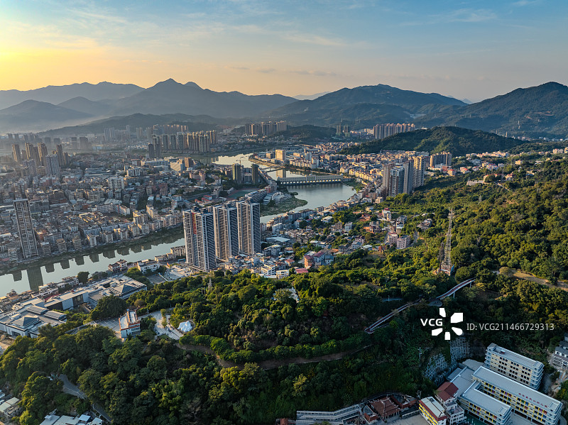 依山伴水的安溪县城图片素材