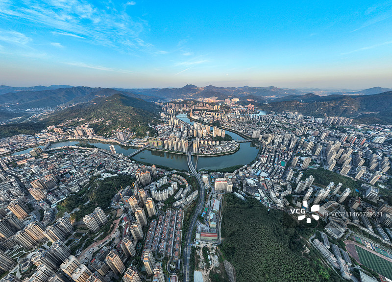 依山伴水的安溪县城图片素材