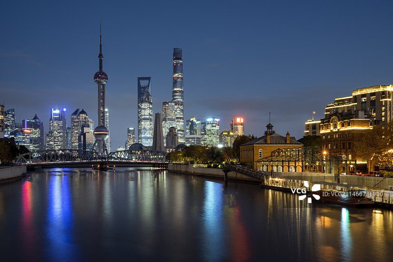 中国上海苏州河畔外白渡桥及陆家嘴都市夜景风光图片素材