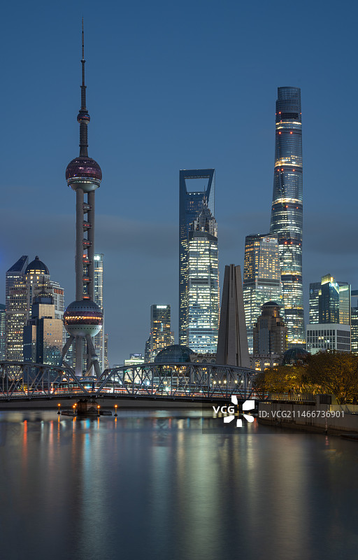 中国上海苏州河畔外白渡桥及陆家嘴都市夜景风光图片素材