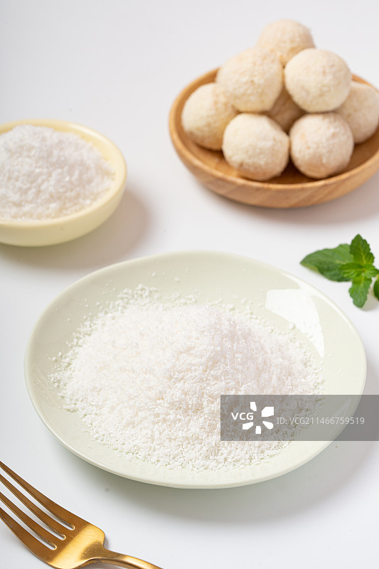 白底盘子上的椰蓉图片素材