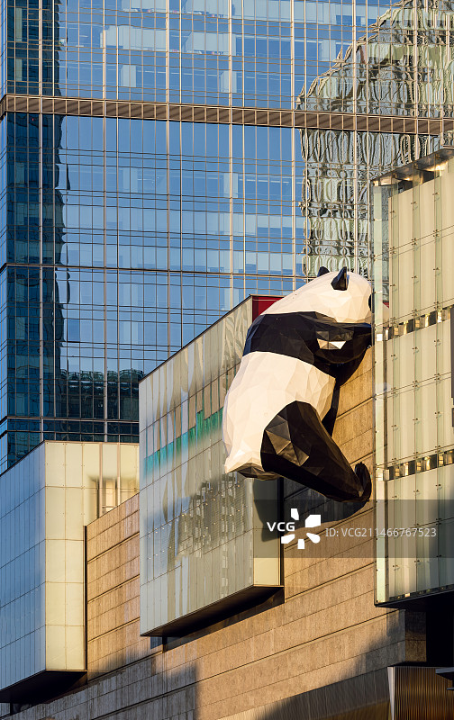 成都著名地标熊猫爬墙雕塑图片素材