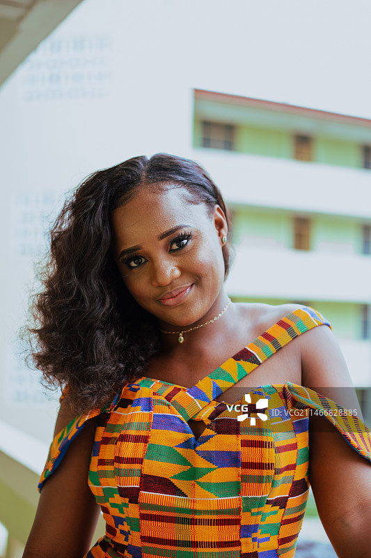 靠在建筑物旁的年轻女子肖像图片素材