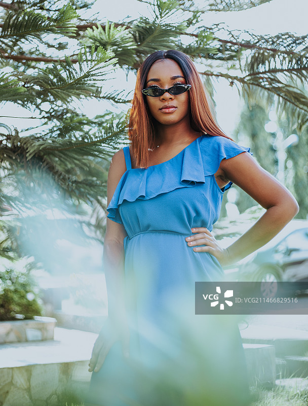 站在树木前的年轻女子肖像，加纳阿克拉图片素材