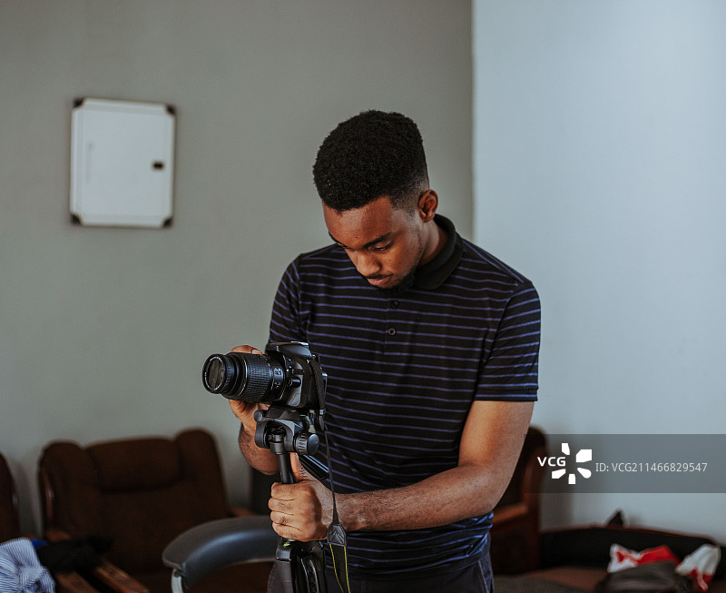男人用相机拍摄，阿克拉，加纳图片素材