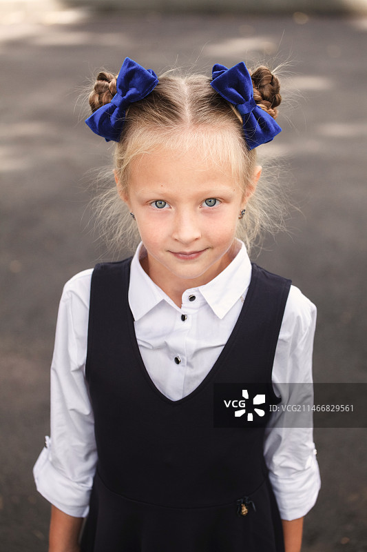 站在俄罗斯道路上的微笑女孩肖像图片素材